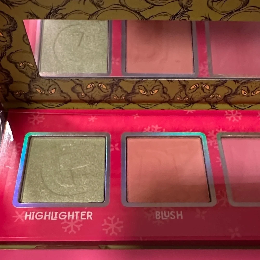 Grinch Eyeshadow and Complexion Palettes and Brush Set.